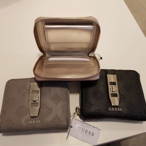  - Har 2 st helt nya plånböcker, rosa och grå, prislapp hänger kvar,ny pris 500,säljer för halva priset st 