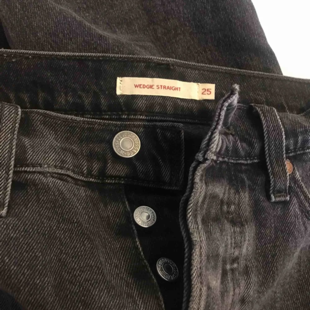 Orginalpris: 1299kr Färg: grå/svart  Levisjeans ursprungligen beställda från hemsidan. De är i en tajt modell, avklippta vid foten alltså har fransar. Supersnygga men jag använder tyvärr aldrig tajta jeans så säljer dom. . Jeans & Byxor.