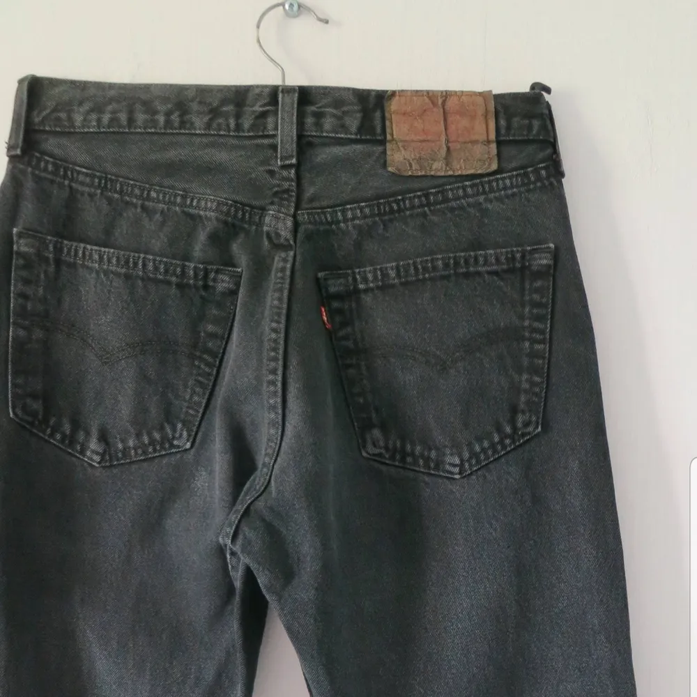 Frakt ingår i priset. Svarta vintage Levi's. Hög midja och knapp knäppning . Jeans & Byxor.