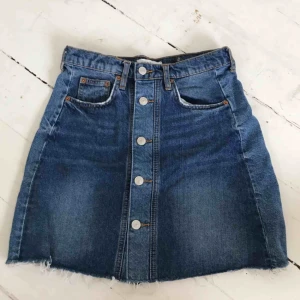  - Jag säljer en cool jeans kjol från Zara i storlek S. Säljer pga att jag bytt stil. Bra skick, använd 2 gånger. Köparen står för frakten och betalning sker via swish.☺️🦋💞