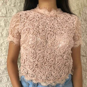  - Superfin rosa spetstopp från Zara🌸 Köptes för 199kr och har endast använts en gång, därmed väldigt gott skick💕 Eventuell frakt står köparen för! 