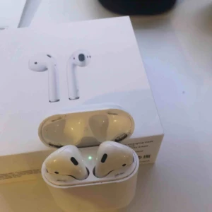  - Äkta AirPods köpt ny 1 februari 2019. Ljudet har blivit lite sämre men om man vrider på dom lite örat så blir det som vanligt. Kvitto finns. Vid snabb affär kan priset diskuteras