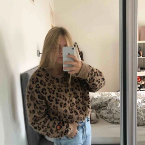  - Säljer en superfin leopardtröja från Urban outfitters i storlek S(jag är 167 cm lång).  Kan mötas upp i Stockholm.  Annars står köparen för frakt💕 Nypris 899 kr, säljes för 150 kr! 