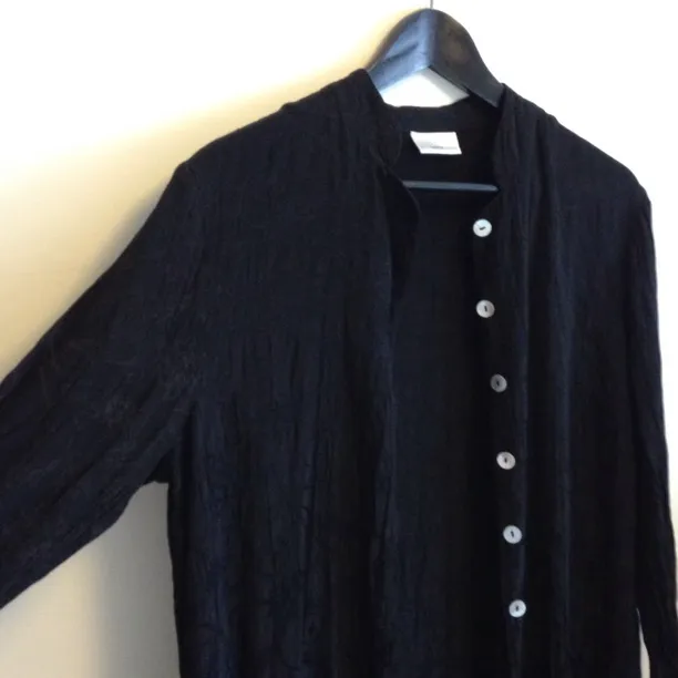 Jätte fin svart Cardigan med knäppning halvvägs. Köpt secondhand . Skjortor.