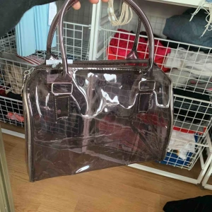  - Super fin genomskinlig ”vinyl” väska från humana, aldrig använd därav prislappen