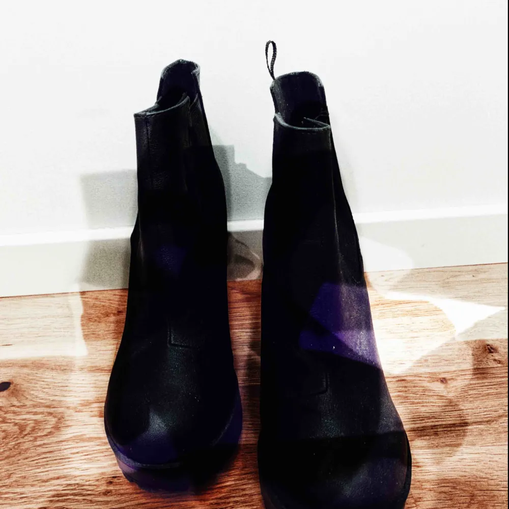 Höst och vinter boots i svart med djupa mönster i sulorna och 10 cm klack 🍂🍁. Skor.