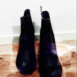 Höst och vinter boots i svart med djupa mönster i sulorna och 10 cm klack 🍂🍁