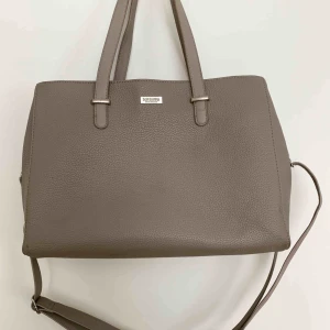  - Rymlig handväska i en grå färg med justerbart samt avtagbart axelbandsrem och 3 rymliga fack med väl fungerade dragkedjor 🐚 Tveka inte på att höra av dig vid funderingar ✨