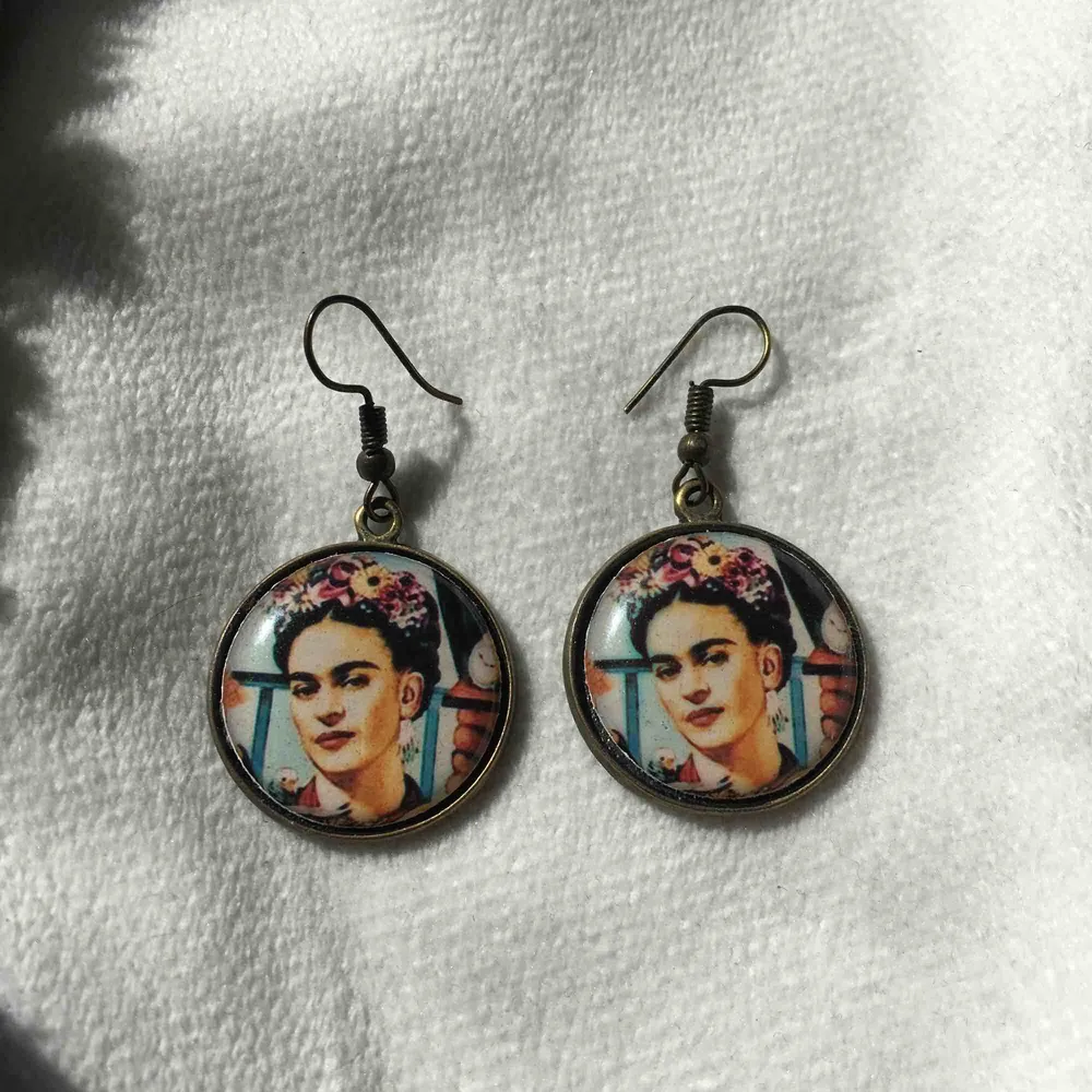 Super söta Frida Kahlo örhängen🧚‍♀️. Accessoarer.
