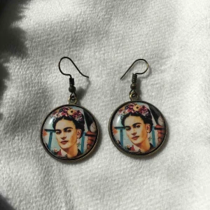  - Super söta Frida Kahlo örhängen🧚‍♀️