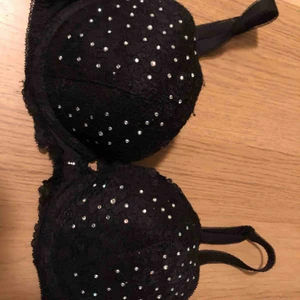  - Säljer en super snygg BH med små stenar och spets på. BH’n är endast använd en gång. Har push-up