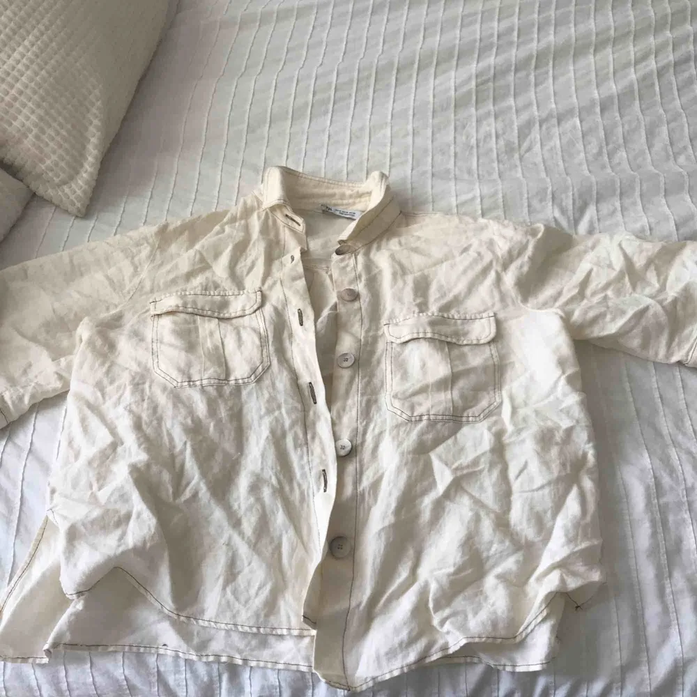 Säljer denna härliga ”skjorta” köpt på Zara för några veckor sedan men kom aldrig till användning💕 frakt tillkommer. Kjolar.