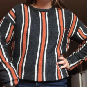  - Säljer denna randiga stickade tröjan från urban outfitters! Den är helt ny och aldrig använd. 🧡❤🧡❤