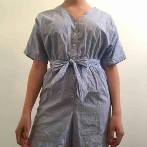  - Passar 32-34-36! Den är helblå (andra bilden visar bara hur modellen ser ut), oanvänd och i mycket bra skick! 