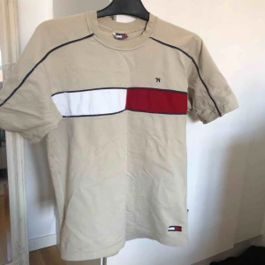  - Vintage Tommy Hilfiger t shirt köpt på second hand! 