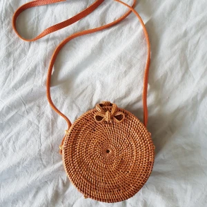  - 15 cm i diameter. 100 sek + shipping 