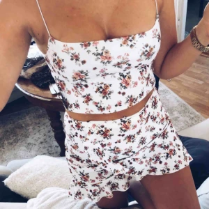  - Blommig topp  Storlek 38