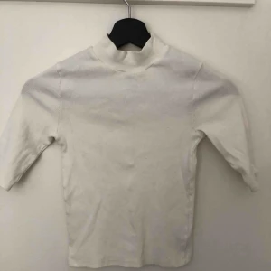  - Tight vit topp från Zara. Snygg halvhög hals. 