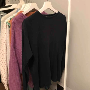  - Tunt stickad oversize marinblå (färgen syns dåligt på bild) tröja. Passar till allt och är väldigt skön. Bra skick. 