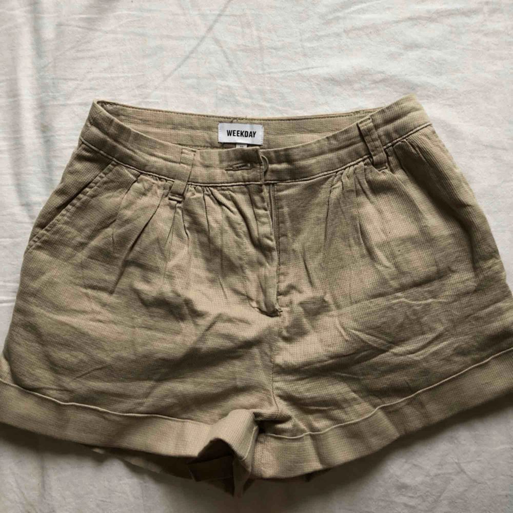 Beiga fina o sköna shorts från weekday💕 knappt använda så i mkt gott skick🥰 100kr inklusive frakt👍🏼👍🏼. Shorts.