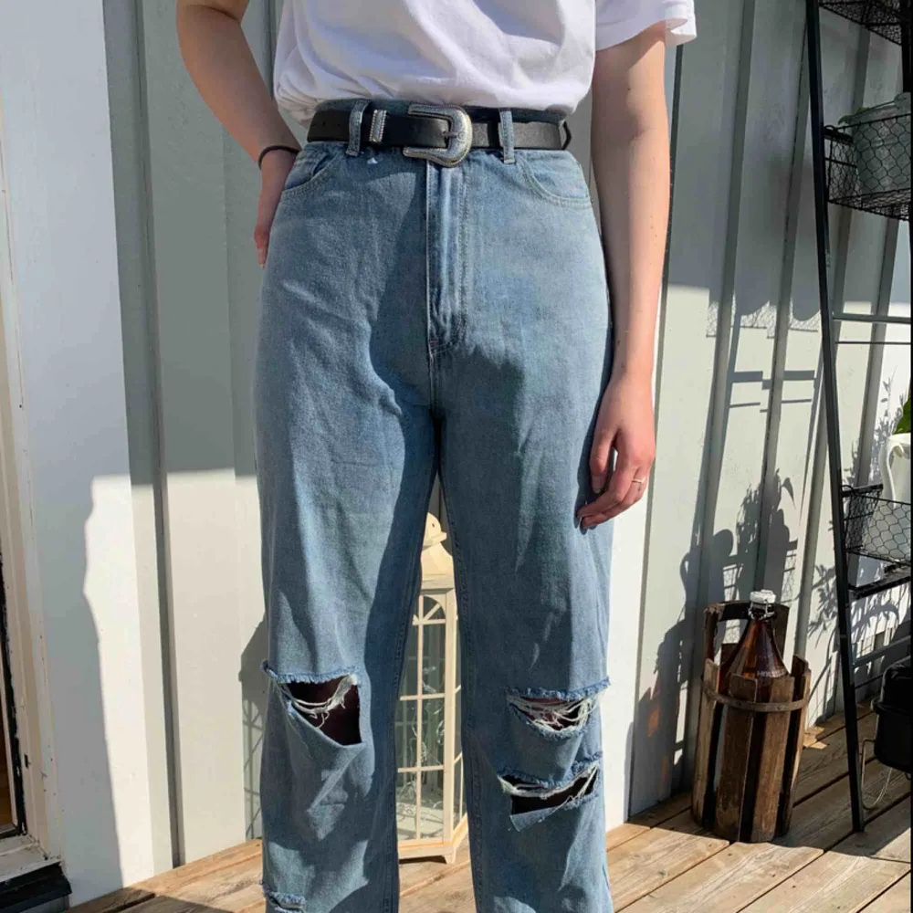 Säljer ett par snygga jeans från Boohoo som tyvärr var för stora för mig. De är endast provade en gång när jag fick hem dem + till bilden. Vida ben med snygga slitningar, långa i modellen så perfekta för oss som är lite längre! . Jeans & Byxor.