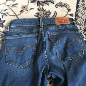  - Säljer mina helt oanvända Levis jeans. Fick i present av pappa för några veckor sedan, men kan ej använda pågrund av för liten storlek. Kunde inte byta då kvittot hade  kommit bort. Som sagt helt nya. Nypris 999 SEK. Jag tar swish :). 