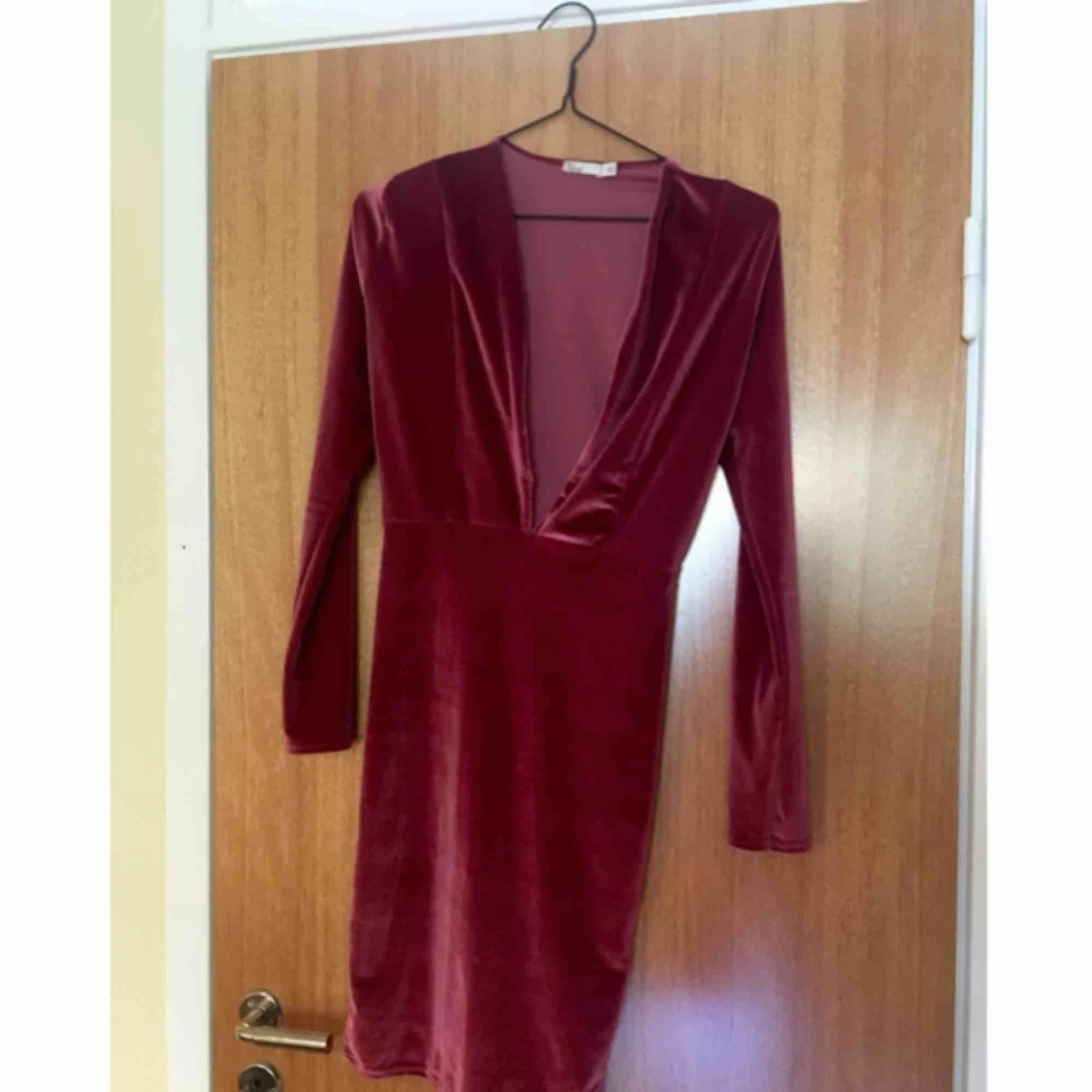 Vinröd urringad sammetsklänning  - 91