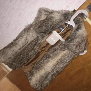  - En så snygg fajk pälsväst köpte den för 499kr men tyvär har aldrig haft den på mig (oanvänd), men säljer den för 199kr. Köparen står för frakt❤❤