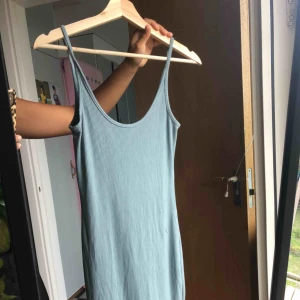  - Grönblå skön klänning 