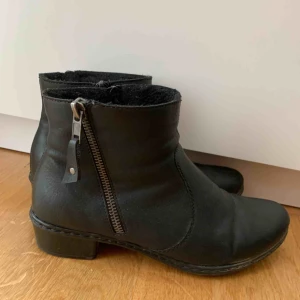  - Supersnygga höstskor/boots från rieker i storlek 38. Använda 1 höst så i använt men fint skick. Snygga detaljer på sidan men är ingen riktig dragkedja, den riktiga är på insidan. 
