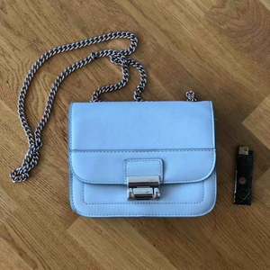  - Fin väska som jag inte använder längre, lite nött på silverdetaljerna men annars i bra skick!  18x15 cm, skinnimitation. Betalning vi swish, köpare står för frakt. 