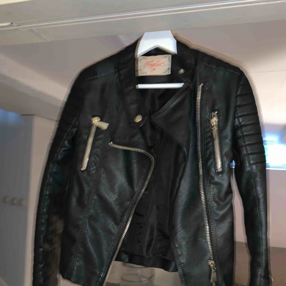 ❌Säljer min Chiquelle Moto Jacket Black skinnjacka i stl 36 knappt använd❌ Orginalpris 699kr. Jackor.