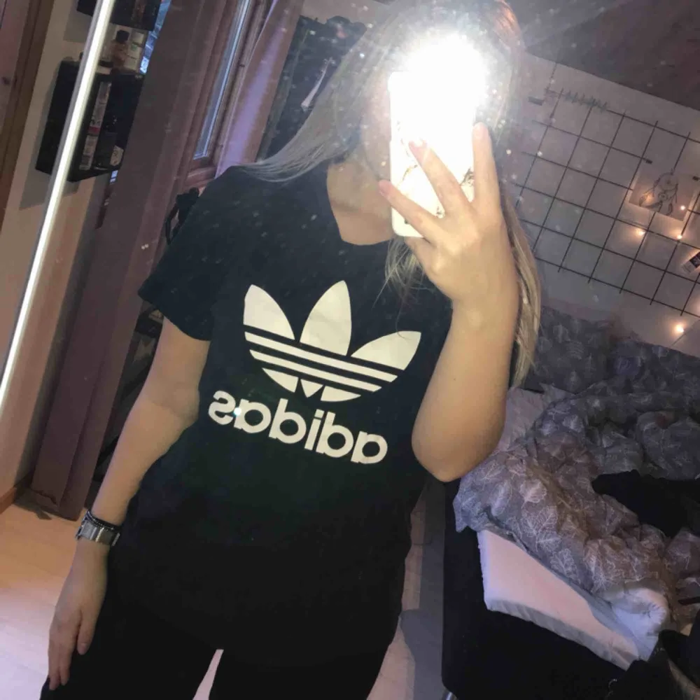 Snygg adidas t-shirt från killavdelningen, väldigt oversize. Frakt tillkommer, kan även mötas upp💕. T-shirts.