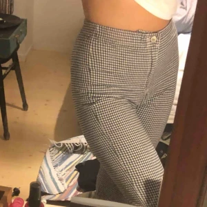  - Säljer mina sjukt snygga rutiga byxor köpta i New York på brandy Melville!! De är one size men skulle säga att de passar XS-M. Jag är 1,70cm & de slutar innan mina ben men jag tycker dock att det är snyggt med! 💖 köpare står för frakt! 