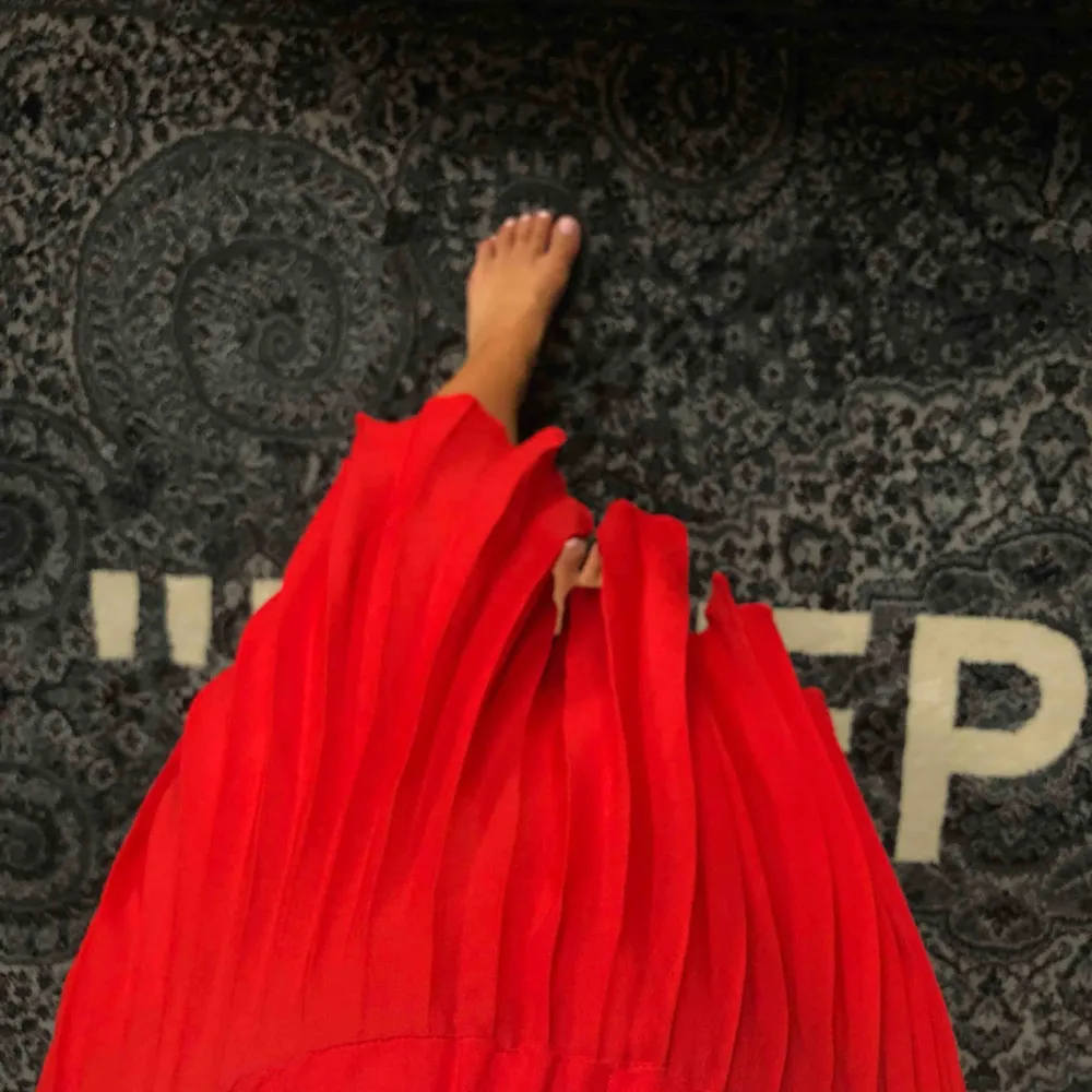 Röd plisserad kjol från GinaTricot, går under knäna. Resor i midjan, strl xs. Jättefint skick! 100kr + 63kr i spårbar frakt ✉️. Kjolar.