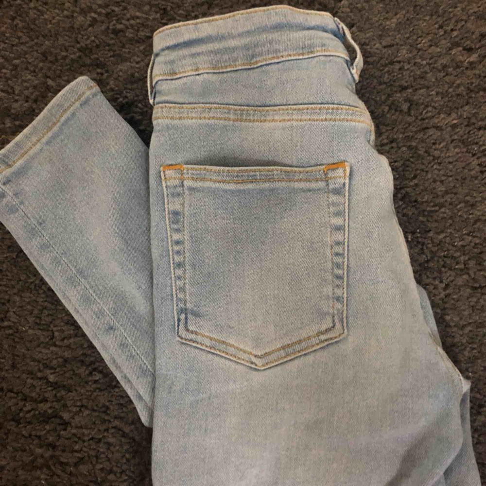 ljusblåa ripped jeans från Karve. Använda några gånger bara, strl Xs.. Jeans & Byxor.