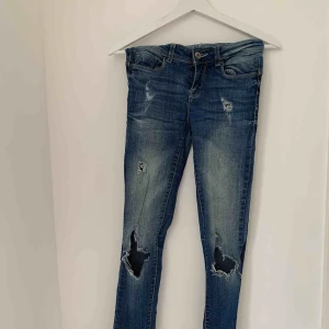 - Snygga håliga jeans ifrån TALLY WEiJL. Tyvärr har de blivit för tighta för mig så kommer inte till användning. Bra skick!