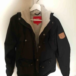  - Äkta fjällräven jacka med teddyfoder! Använd under 1 vinter. Säljer då den ej kommer till användning. Den är hel och ser nästan ny ut.  Frakt tillkommer!