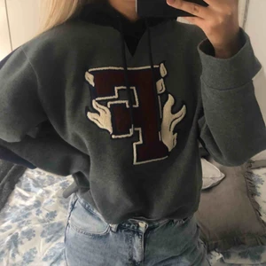  - Hoodie från Puma Fenty by Rihanna. Modellen heter ”Hooded panel sweatshirt”. Endast testad, därav nyskick. Storlek XS men är oversized i modellen. Nypris ca 1500 men är svår att få tag på💫