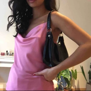  - Jättefin satin-topp från Zara!! Den är aldrig använd och ordinariepris var 250kr💕💕 frakt ingår i priset<3