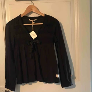 - En svart blus från odd Molly helt oanvänd med lappen kvar. Leveransen ingår ej