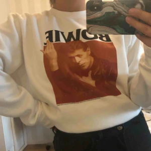  - As cool sweatshirt med tryck Jag tyckte den va för lång så klippte av den som man ser på sista bilden men det syns inte när man viker upp den som man ser på första bilderna :) Kan dela på frakt priset