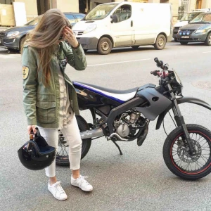  - Jacka i grönt med snygga detaljer, hel och ren 