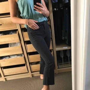  - Ett par gråa/svarta jeans, cropped flaire. Använd en gång!  Frakt tillkommer 