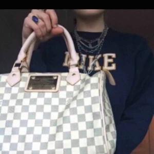  - Säljer min Luis Vuitton väska:) jag tror inte att den är äkta men det är iallafall en väldigt väldigt fin kopia. Säljer den då jag känner att den inte används längre, några slitage där av priset. Priset kan diskuteras!