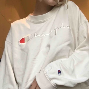  - Creme/vit champion tröja köpt på weekday för tre år sen! Small men den är oversize vilket gör att du som är M/L också passar i den. Superfin och jättebra skick men använda tyvärr ej så mycket.