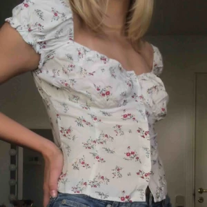  - Jättesöt blommig-blus/topp från Nelly trend. Tyvärr är den för stor för mig vid bysten och har därför aldrig kommit till användning. Nypris 299kr. Fraktar gärna :)