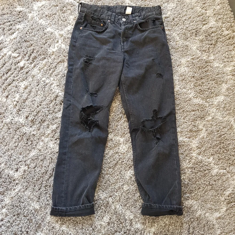 MOM jeans med hål från hm som aldrig kommit till användning då det är stora för mig tyvärr. Köpta för ca 3 månader sedan. Kontakta för fler bilder eller vid intresse. Köparen står för frakt. Jeans & Byxor.