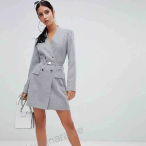  - Rutig kavajklänning dubbelknäppt från asos, helt ny