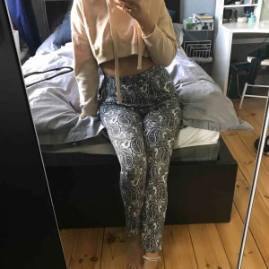  - Sköna, tunna mjukisbyxor med mönster från H&M. Dem är väldigt högmidjade. Storlek S men passar även M. Använda ett fåtal gånger, det ända är att det är ett litet hål på insidan av ena fickan